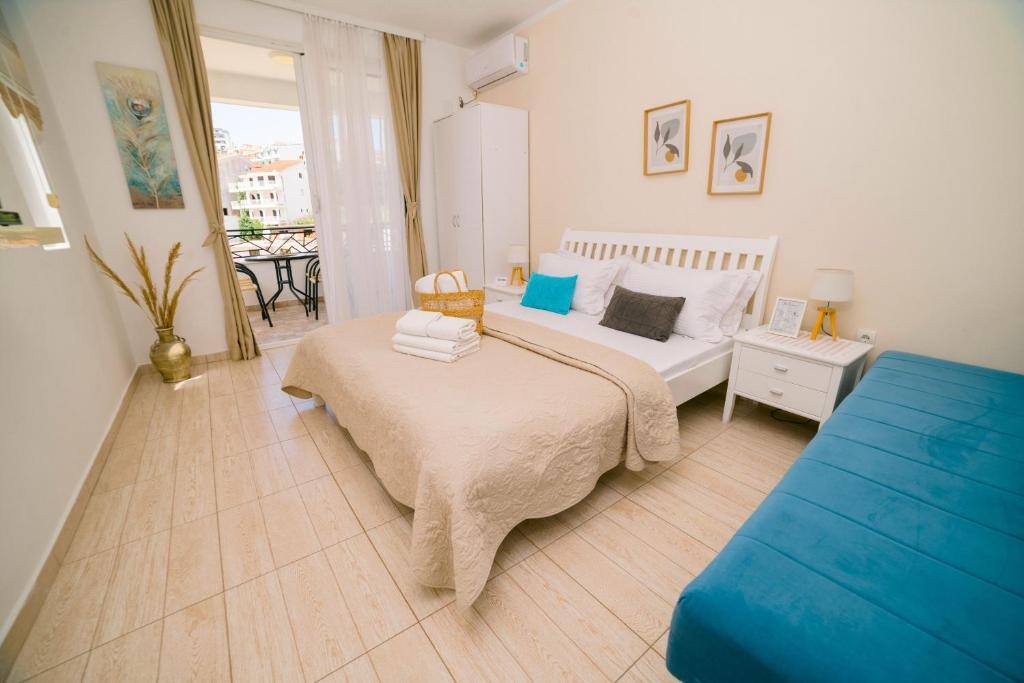Studio with double bed, sofa bed and balcony access in Ulcinj